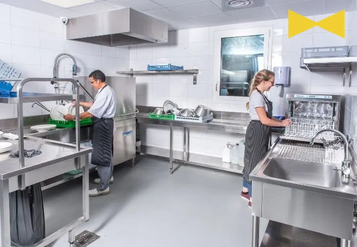 Lave-vaisselle à capot professionnel installé dans une cuisine de restaurant au Maroc
